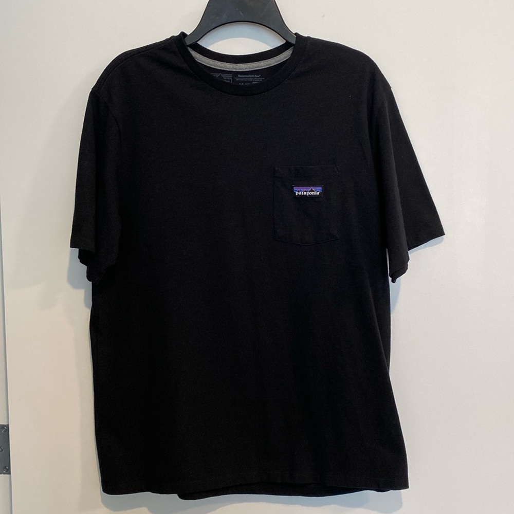 Patagonia M’s P-6 Label Pocket Responsibiliti-Tee. Size: Medium, Color: Black - Picture 2 of 5
